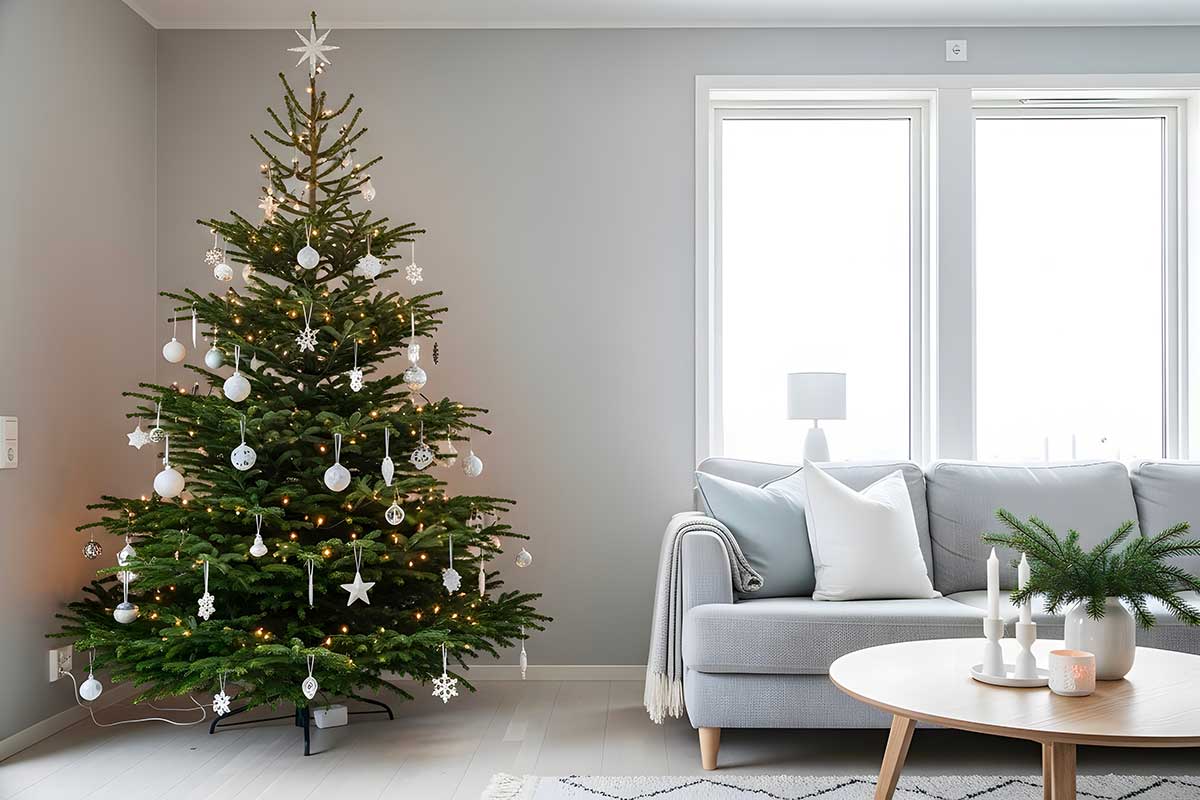 Albero di Natale minimal con decorazioni in bianco, oro e pochi dettagli