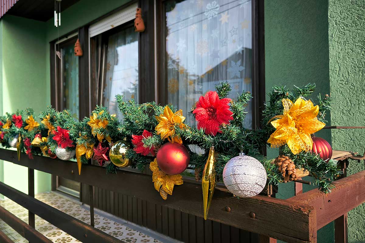 Balcone natalizio: idee semplici per un effetto wow