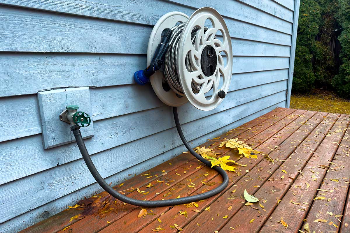 Pulizie di dicembre: come preparare gli spazi esterni per il Natale