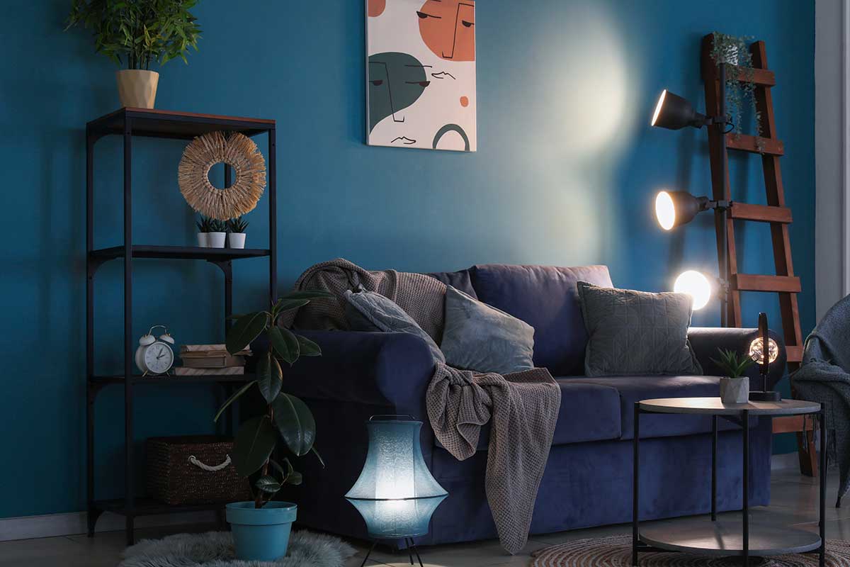 Colori neutri e tocchi profondi: come scegliere la palette giusta per un soggiorno moderno