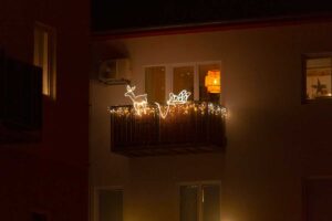 Come usare le luci di Natale sul balcone per un effetto scenografico