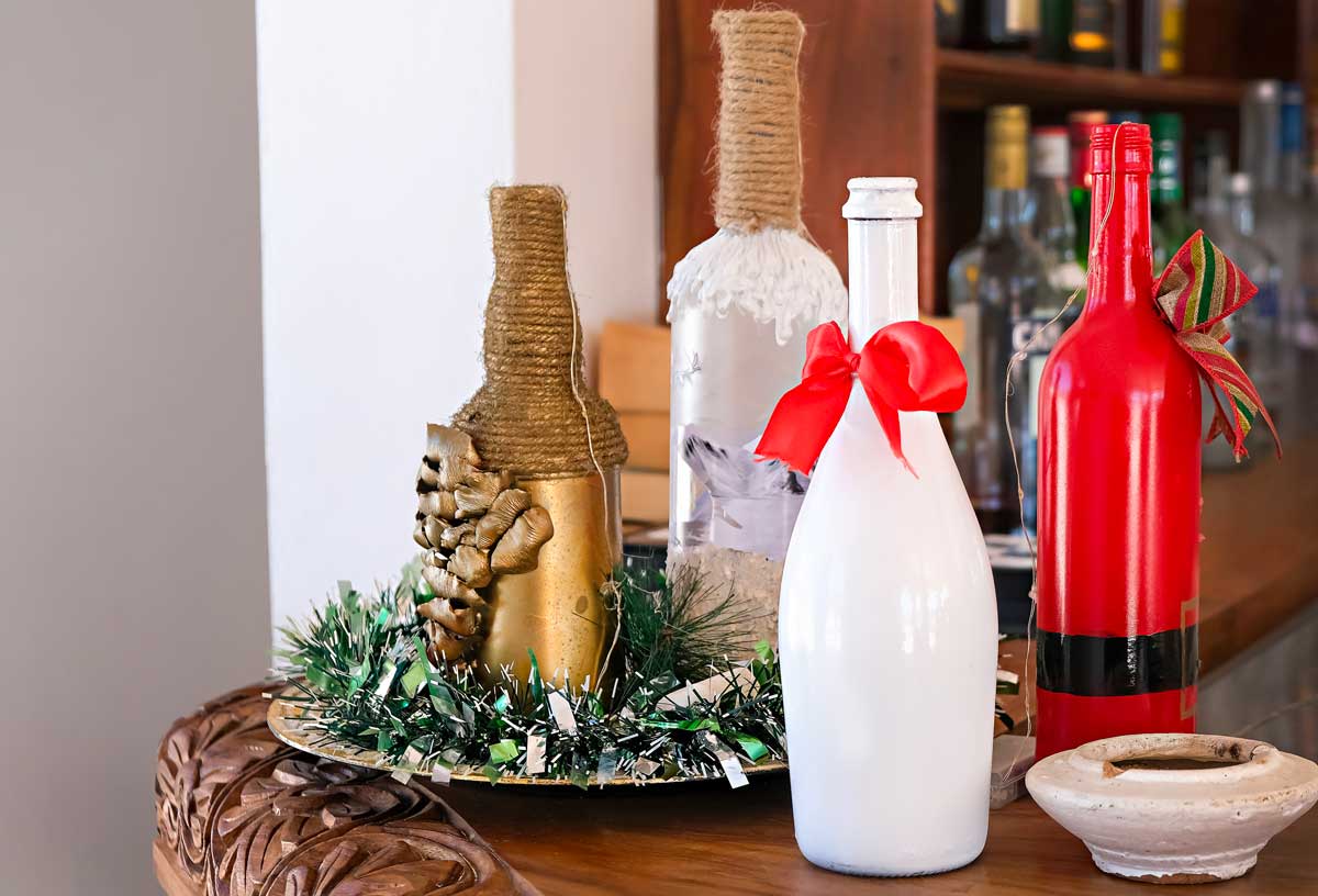 Vasetti e bicchieri con candele e bacche