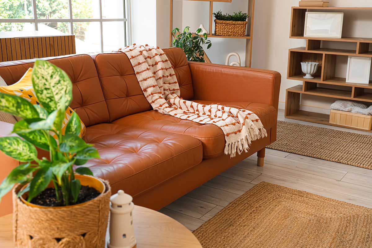 Divano in pelle o tessuto? La scelta più armoniosa per un salotto moderno