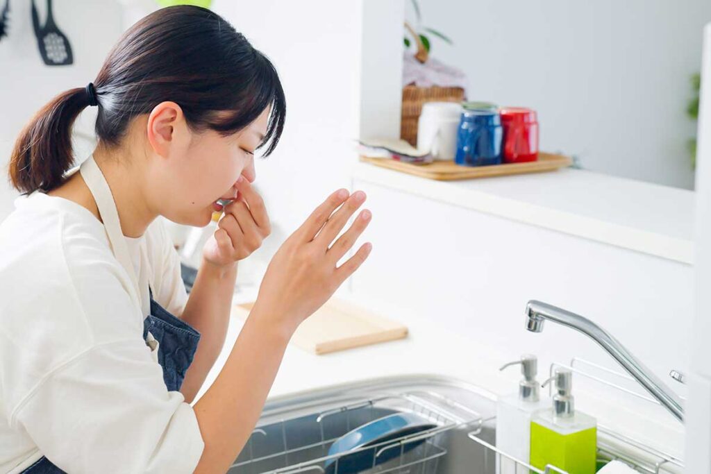 Odori nel lavello: soluzioni naturali per evitarli sul nascere