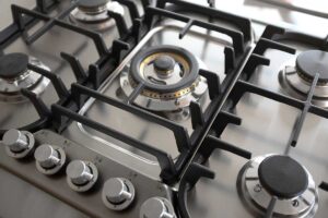 Piano cottura brillante in 2 minuti: il trucco naturale che funziona davvero