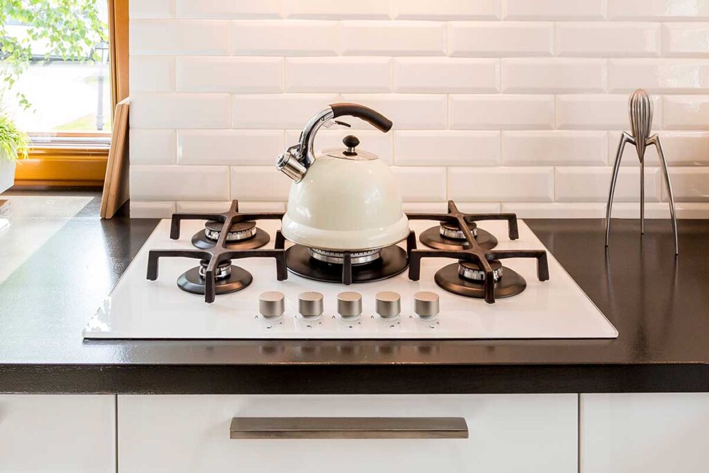 Piastrelle unte vicino al piano cottura: il metodo delicato che salva il gres