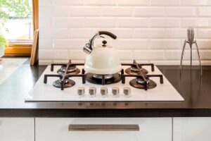 Piastrelle unte vicino al piano cottura: il metodo delicato che salva il gres