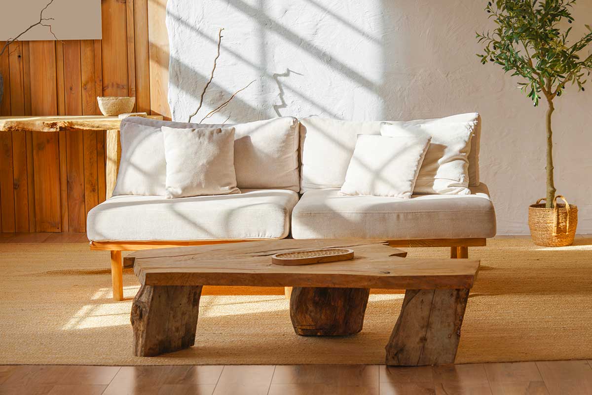 Dal minimal al cozy: come scaldare il soggiorno con ocra e sabbia