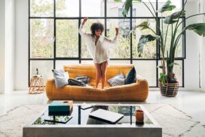 Tocchi pop nel living: piccoli accenti che cambiano subito l’umore della stanza